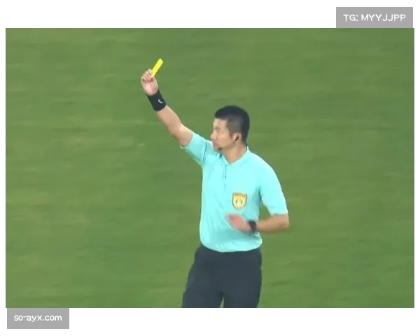 裁判团队在处理争议判罚时协作流程 主裁与VAR沟通机制待完善